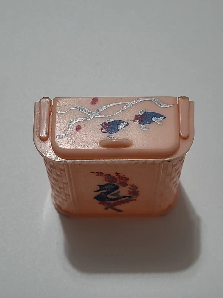 Juego de baño vintage para casa de muñecas Renwal rosa estampado años 50 plástico 1:16 Foto 3 de 4