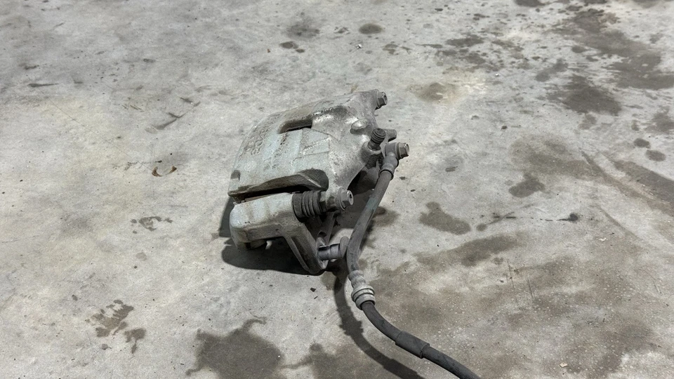 Pinza de freno delantera izquierda del lado del conductor Mazda 3 2019-2025 OEM Foto 4 de 4