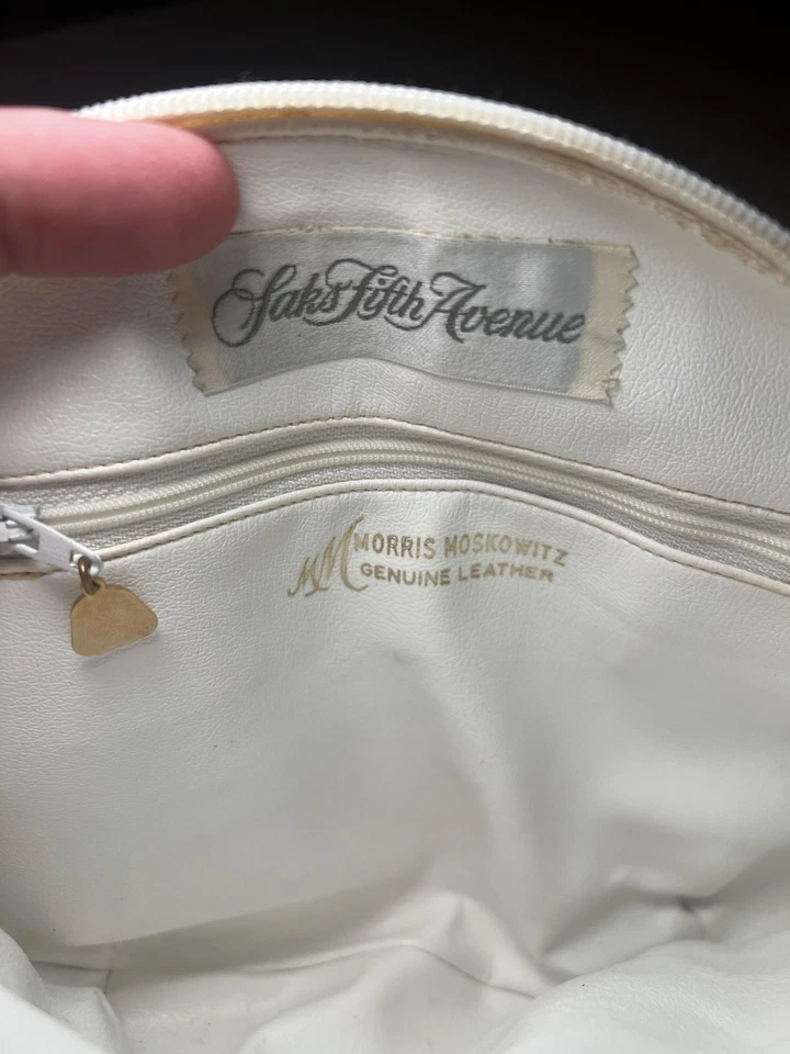 Bolsa tiracolo Morris Moskowitz Saks Fifth Avenue couro branco alça corrente - Imagem 4 de 4