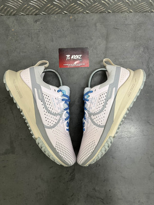 Nike React Pegasus Trail 4 Pearl Pink/Wolf Grey | MEHRERE GRÖßEN | Schneller Versand 