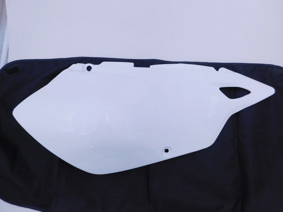 НОВЫЙ OEM SUZUKI DRZ400S SM 2007-2021 ПРАВАЯ БОКОВАЯ КРЫШКА БЕЛЫЙ 47111-29FC0-30H  - Изображение 2 из 4