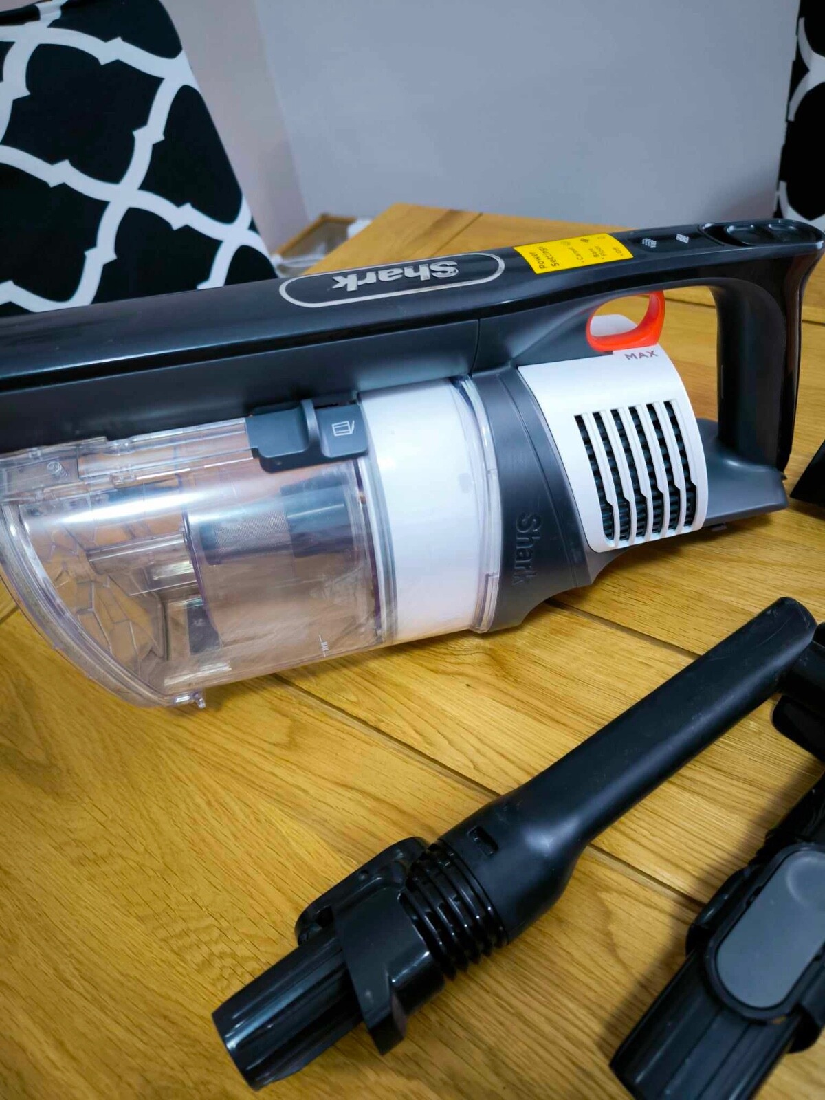 Shark Cordless Stick Vacuum Cleaner with Anti Hair Wrap Orange, IZ201UK