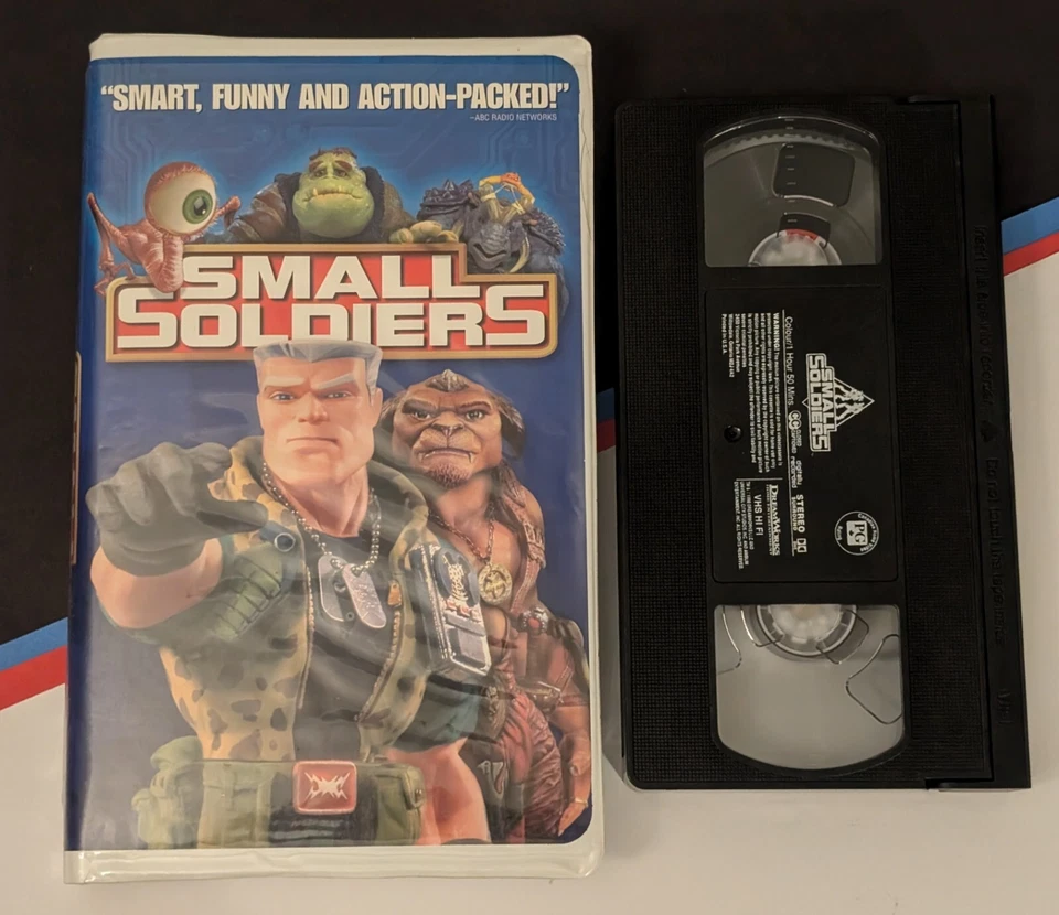 Small Soldiers (1998 VHS) Vtg 90s Cult Kirsten Dunst Joe Dante Tommy Lee Jones Foto 2 de 4