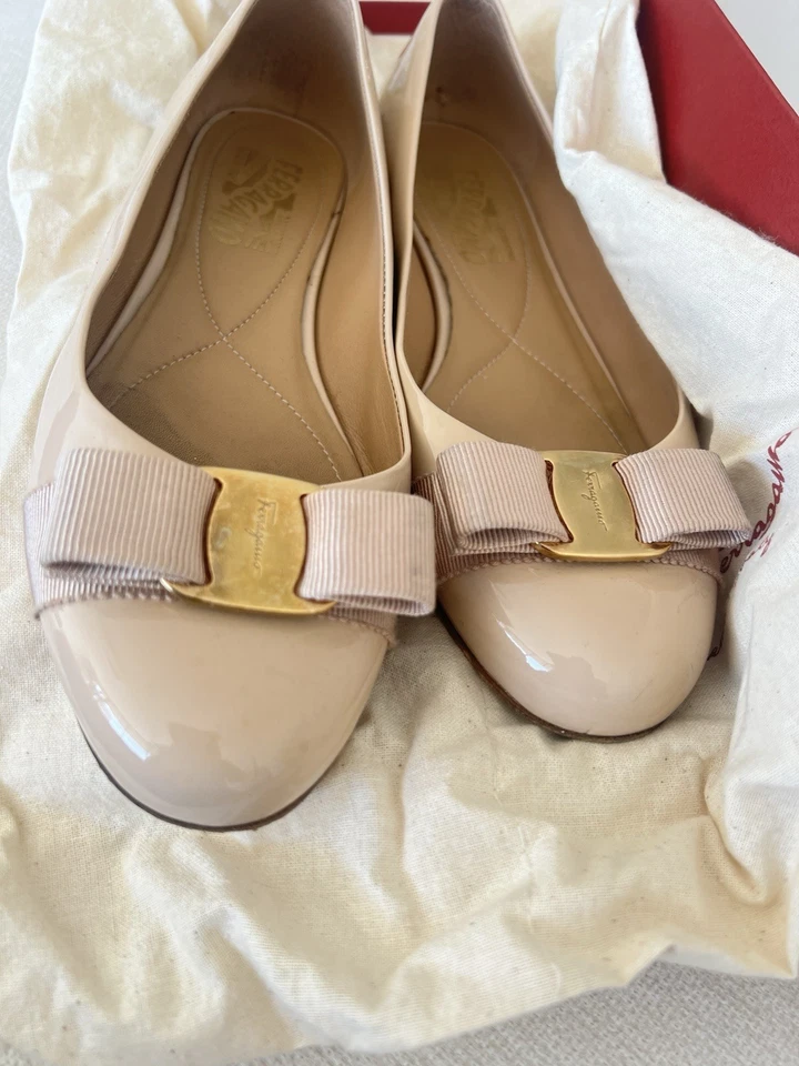 Salvatore Ferragamo Varina Nuevo Bisque Patente Becerro Ballet Pisos Talla 7.5C Foto 2 de 4