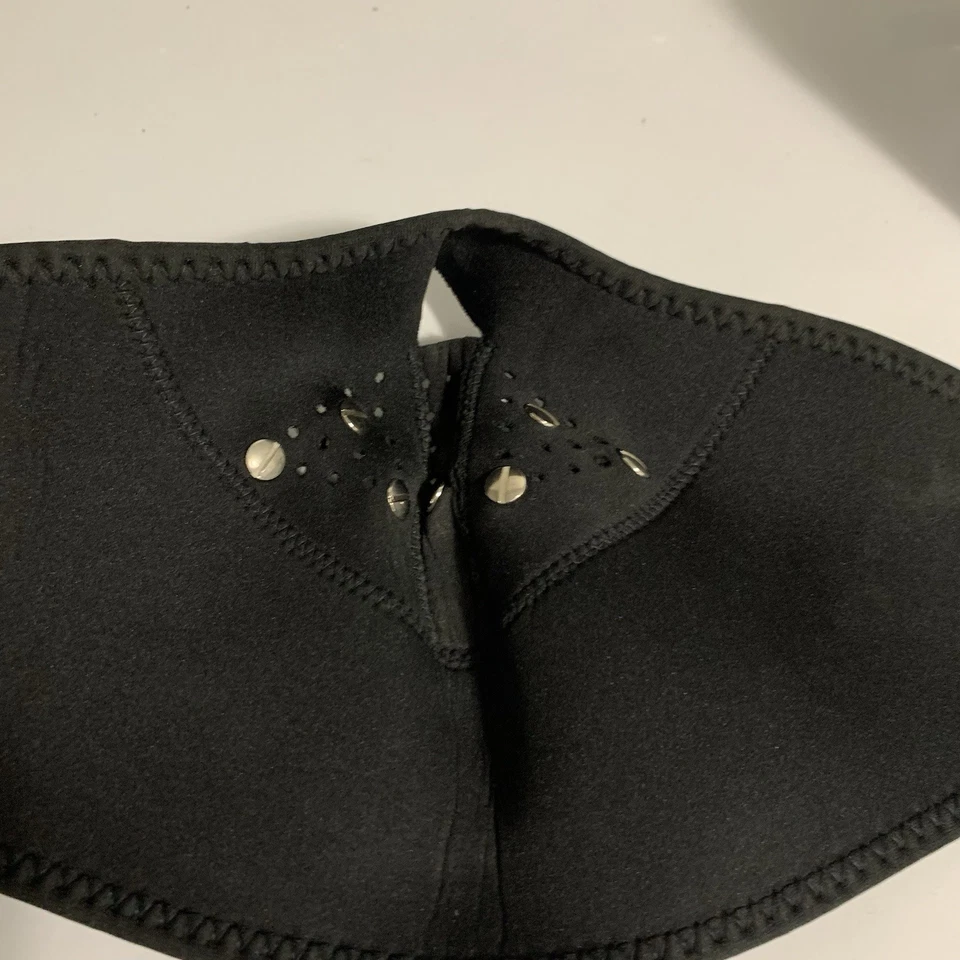 Media máscara facial de neopreno con clavos Zan Headgear negra plateada unisex con tachuelas Foto 3 de 4