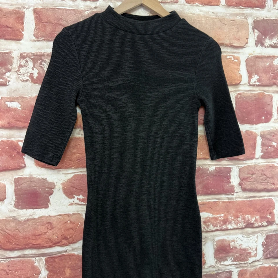 Vestido Zara Mujer Pequeño Negro Texturizado Tejido Cuello Simulado Bodycon Elástico Midi Foto 3 de 4