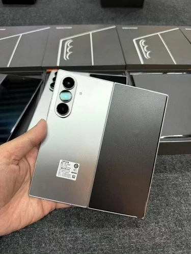 Samsung Galaxy Z Fold7 8.0" 200MP Android 12+512GB smartphone - Picture 2 of 10