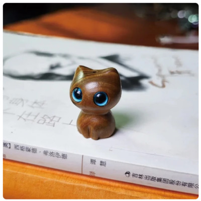    Petit Trésor de Bureau - Chat en Bois avec Yeux Bleus Célestes   