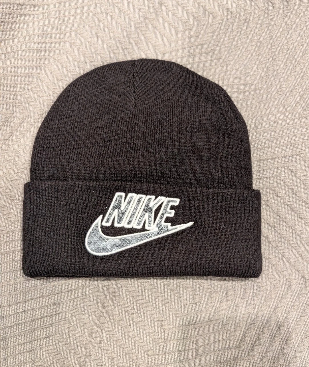 Bonnet noir Supreme x Nike peau de serpent