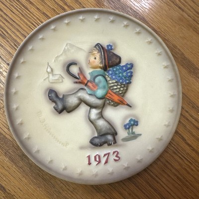 M I  Hummel Goebel 1973 GLOBE TROTTER,  3rd Annual Plate, Made in W Germany