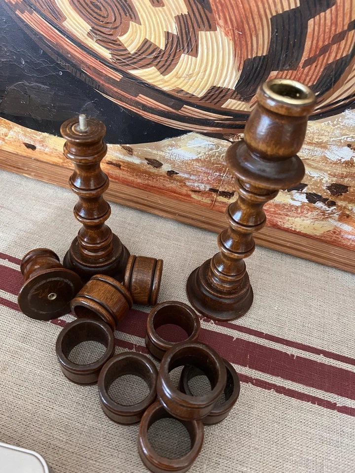 Candelabros de madera MCM de 8 1/2 pulgadas y 8 servilleteros ocultos en los candelabros Foto 3 de 4