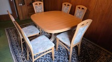 Komplettes Esszimmer mit ausziehbarem Tisch, 6 Stühlen und Vitrinenschrank