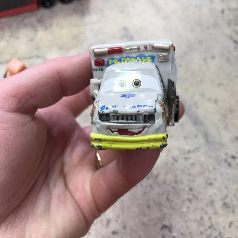 Disney Pixar Cars Mack Hauler Remolque Larga Transformación Juego Dr Daño Leer Foto 3 de 4