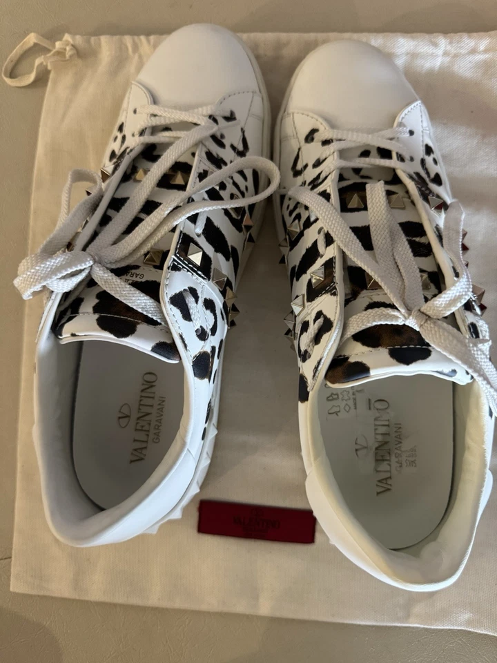 Valentino Garavani Piel de becerro Estampado Leopardo Rockstud Talla 40 Foto 2 de 4