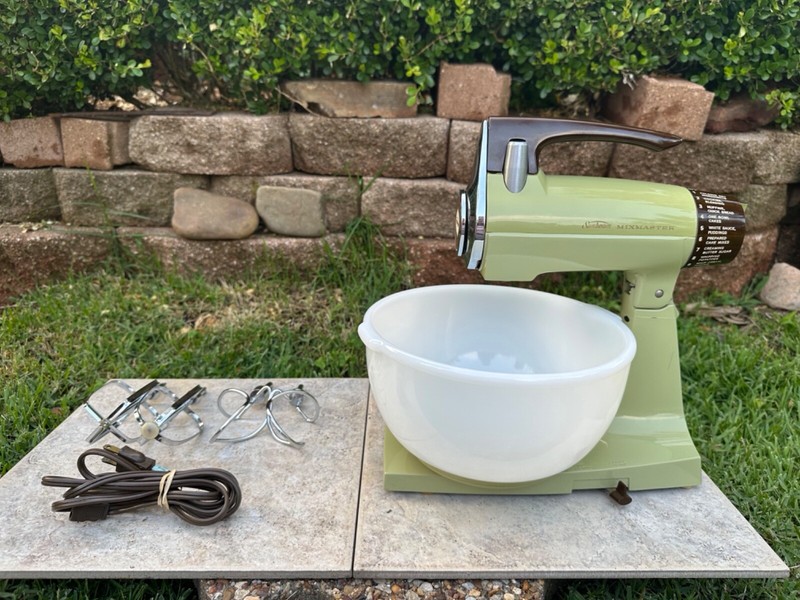 70s SUNBEAM 12 Speed DELUXE MIXMASTER Mixer 225W Glasbake Milk Glass Mixing Bowl