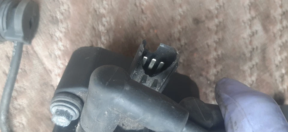 Mini One - Cooper R50 R52 2006 Spark distributor With Spark Plugs  (DAMAGE PLUG) - Image 3 of 3