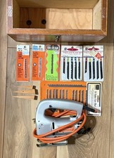 BLACK & DECKER 7545 DELUXE 3 SPEED JIG SAW WORKS BLADES & WOODEN BOX.