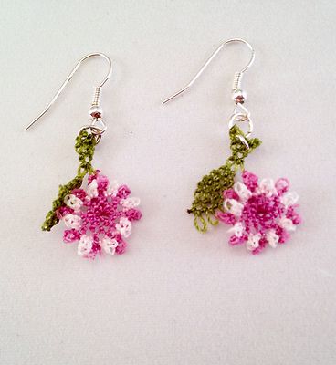 Handarbeit Nadel Spitze gehäkelt Ohrhänger Vintage rosa Blumen mit grünen Blättern