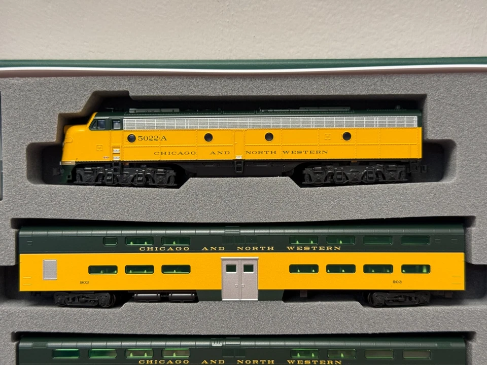 Kato 106-104-LS N Scale C&NW EMD E8A & Pullman Bi-Level "400" Train 6-Unit-Set - Image 3 of 4