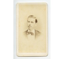 CDV STUDIO PORTRAIT MAN W/ BOW TIE FROM NEW YORK, BY LEWIS