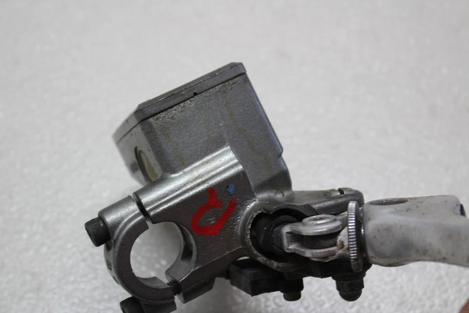 Главный цилиндр переднего тормоза 1986 Honda Interceptor 750 Vfr750f с рычагом - Изображение 4 из 4