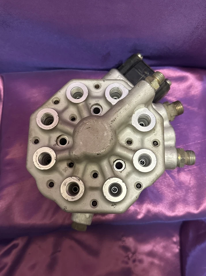 W126 420SEL 560SEL 560SEC FUEL DISTRIBUTOR 0438101018 OEM BOSCH - Image 2 of 4