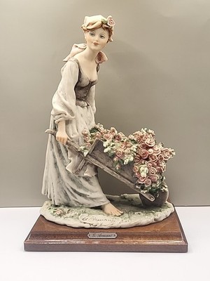 G. Armani. Dame mit Blumenwagen. Capodimonte Porzellan Figur signiert 1981.
