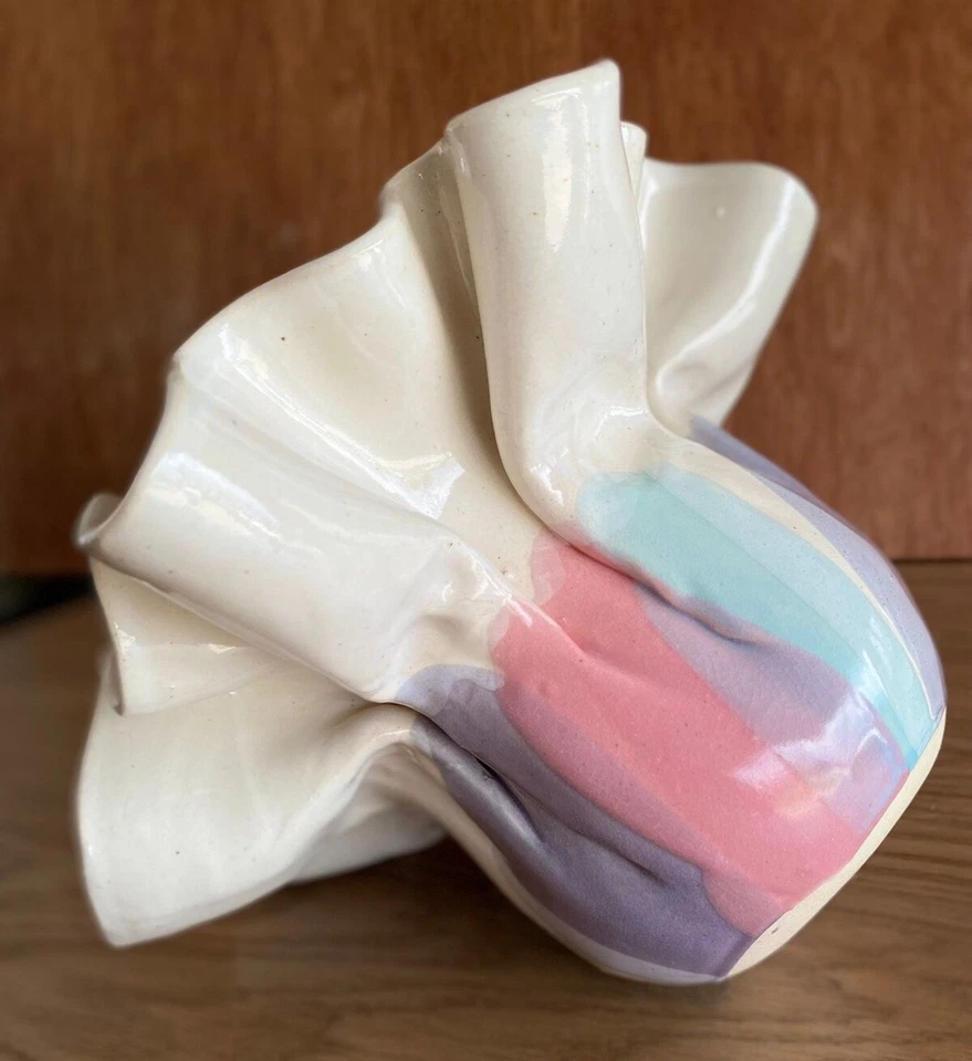 Jarrón escultura cerámica Demery Studio años 80 blanco y rosa Foto 2 de 4