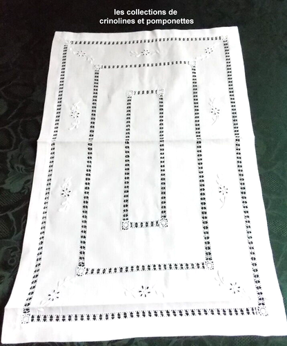 Napperon Chemin De Table Brodé Main - Jours De Venise - Ovale Blanc Lin 39x69 Cm
