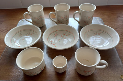 Biltons Rosengarten Spalierbecher, Müslischalen, Zuckerdose, Eierbecher und Becher