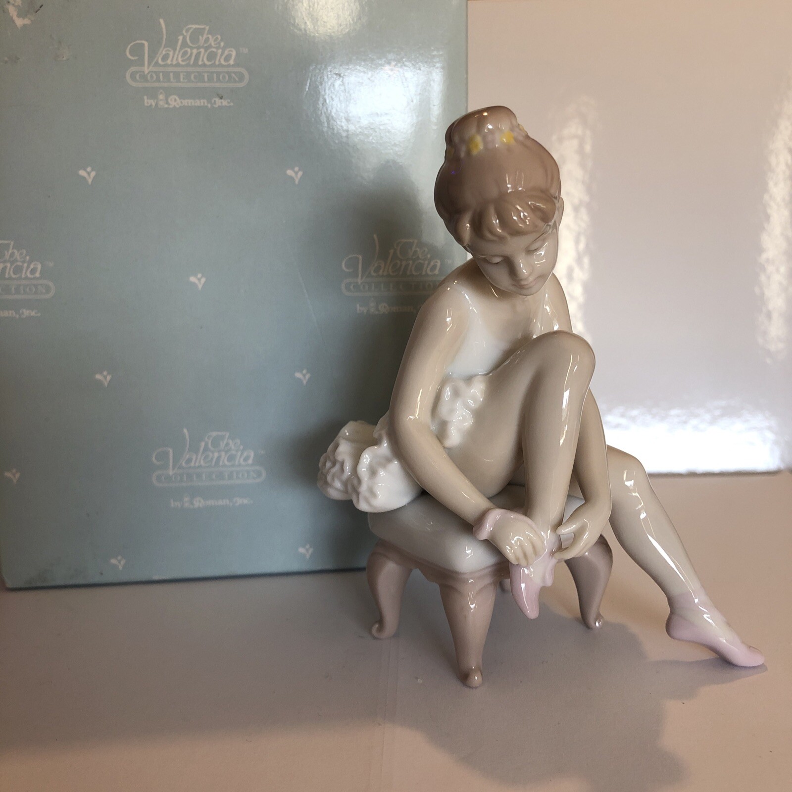 Colección Valencia / Roman, Inc ~ Bailarina atando zapatillas de ballet con caja