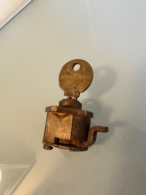 Mills Novelty Company early jukebox wallbox lock with key