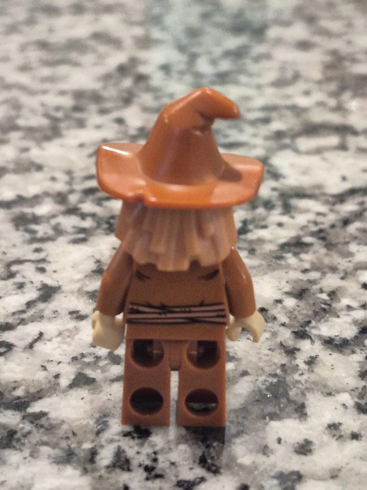LEGO Scarecrow Minifigure 70913 DC Batman Superheroes Fearful Face-off - Image 4 of 4