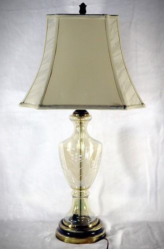 Vintage Tischlampe Bernstein geätztes Glas mit Leuchtboden Messingfuß mit Schirm - Bild 4 von 9
