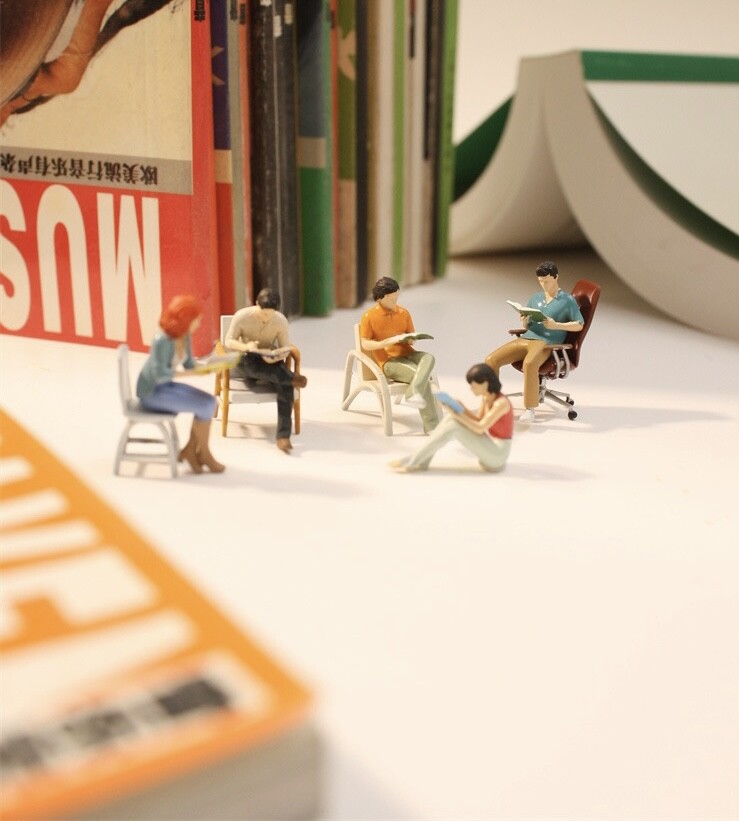 BN 1:64 Painted Figure Model Miniature  Diorama   Reading Chairs People