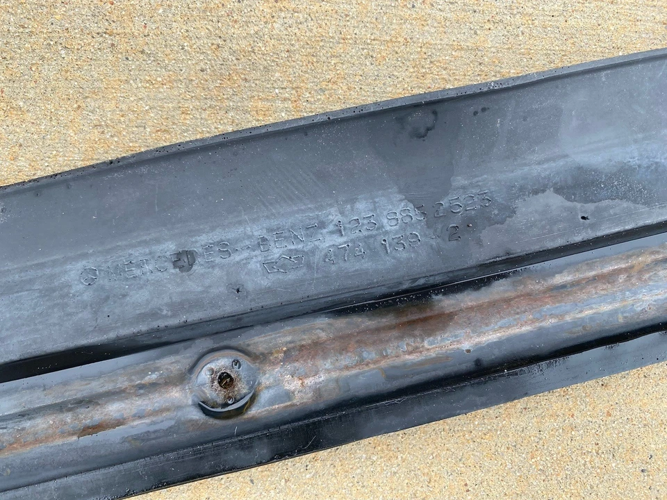 Резиновая отделка заднего бампера 1238852523 W123 240D 230 280CE 300CD 300D 300TD C123 617 - Изображение 4 из 4