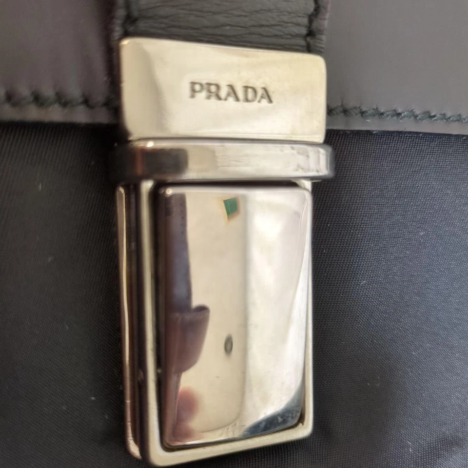 Bolso de negocios Prada negro de nailon de cuero maletín delgado usado Foto 2 de 4