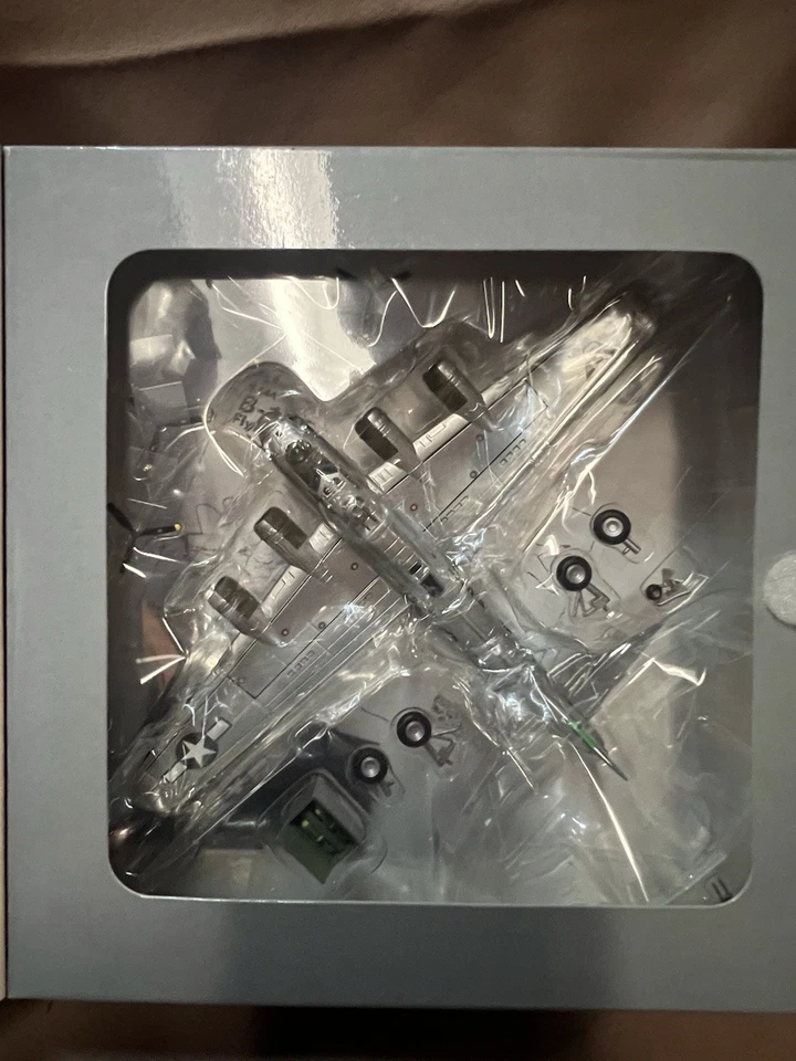 Dragon Models Warbirds Series 1:144 Scale Diecast 1944 B-17G Flying Fortress - Image 3 of 4