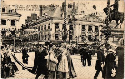 Old postcard ORLÉANS-Les Fetes de Joan of Arc-Le Defile sur le Martroi (265908)