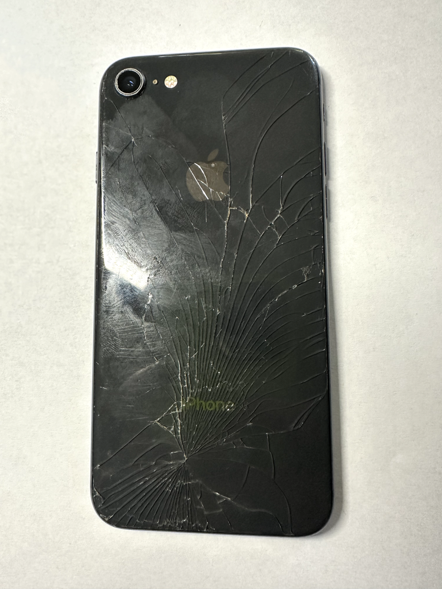 Apple iPhone 8 ブラック ひび割れあり iPhone 8画面ひび割れの症状、フロントパネル交換で綺麗になり
