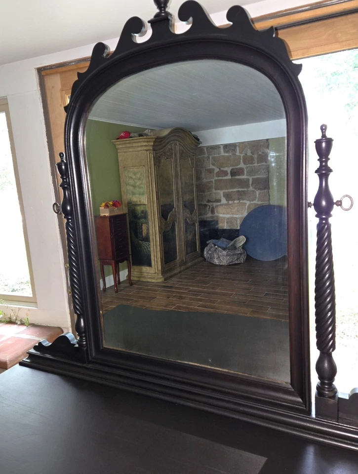 Cómoda vintage de madera maciza con espejo Foto 2 de 4