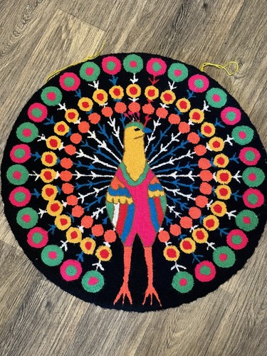Vtg Handmade Peacock Tapestry 30" Round Bright Colors Stunning Peacock Design - Afbeelding 1 van 24