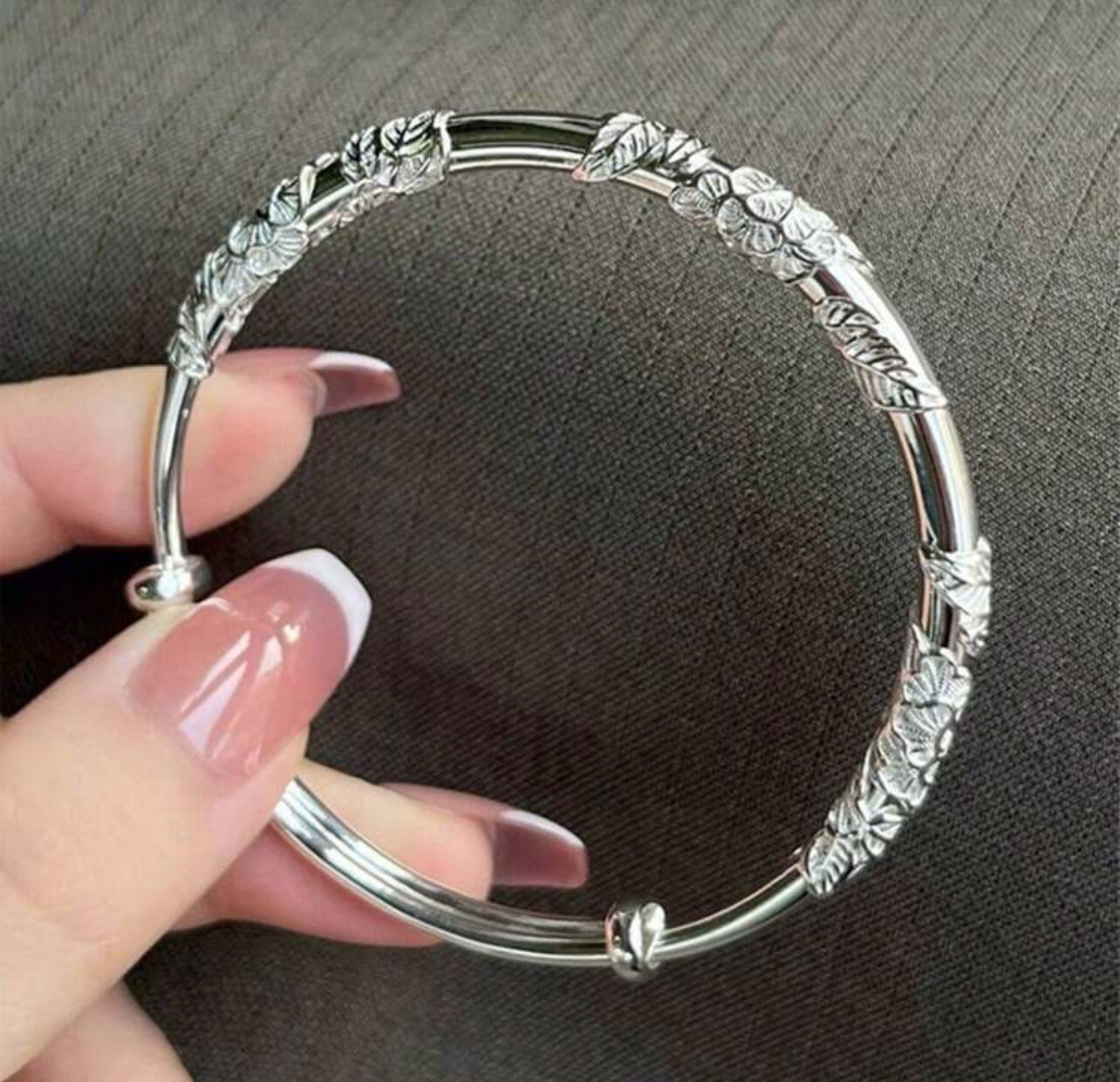 Bracelet jonc fin gris avec fleurs en acier argenté idéal pour le quotidien