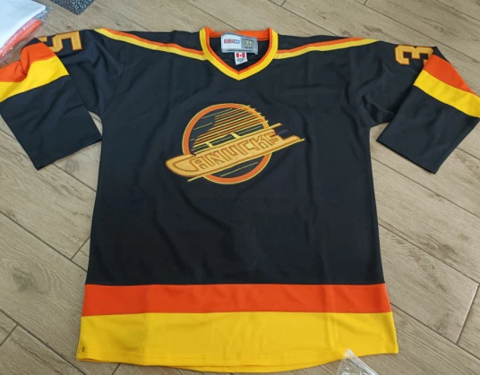 Retro Canucks Jersey 