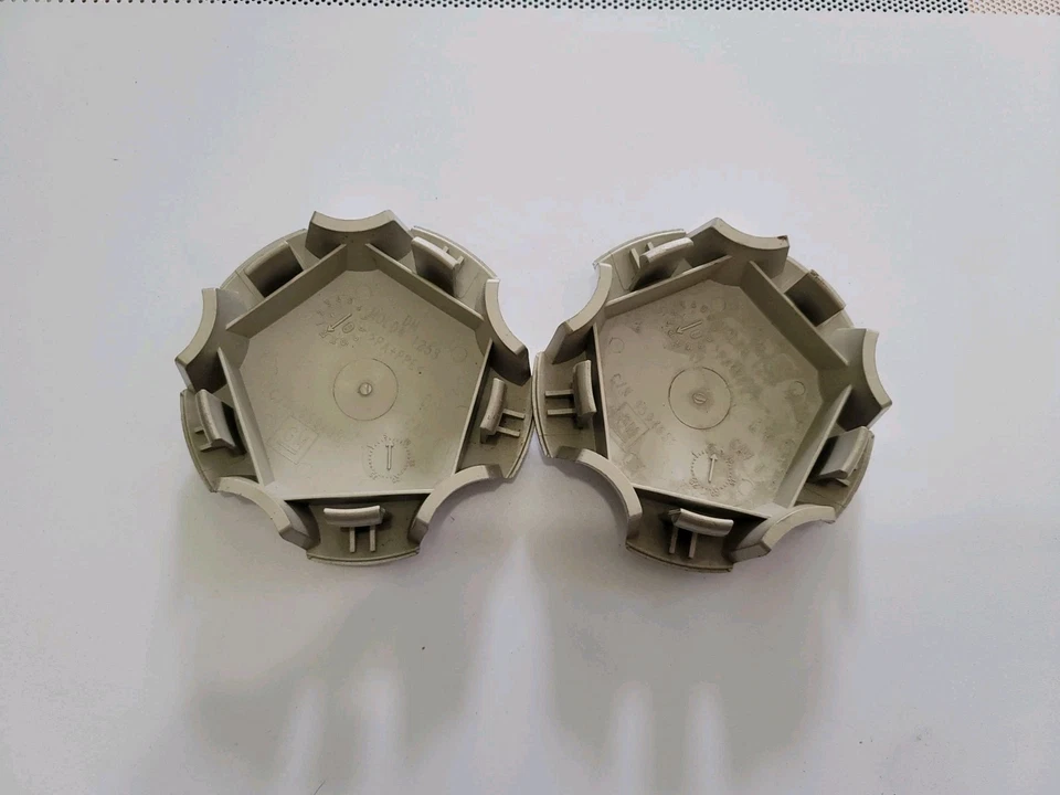 2005 2006 2007 CHEVROLET CORVETTE Center Cap TAN OEM 9L4 - Image 4 of 4