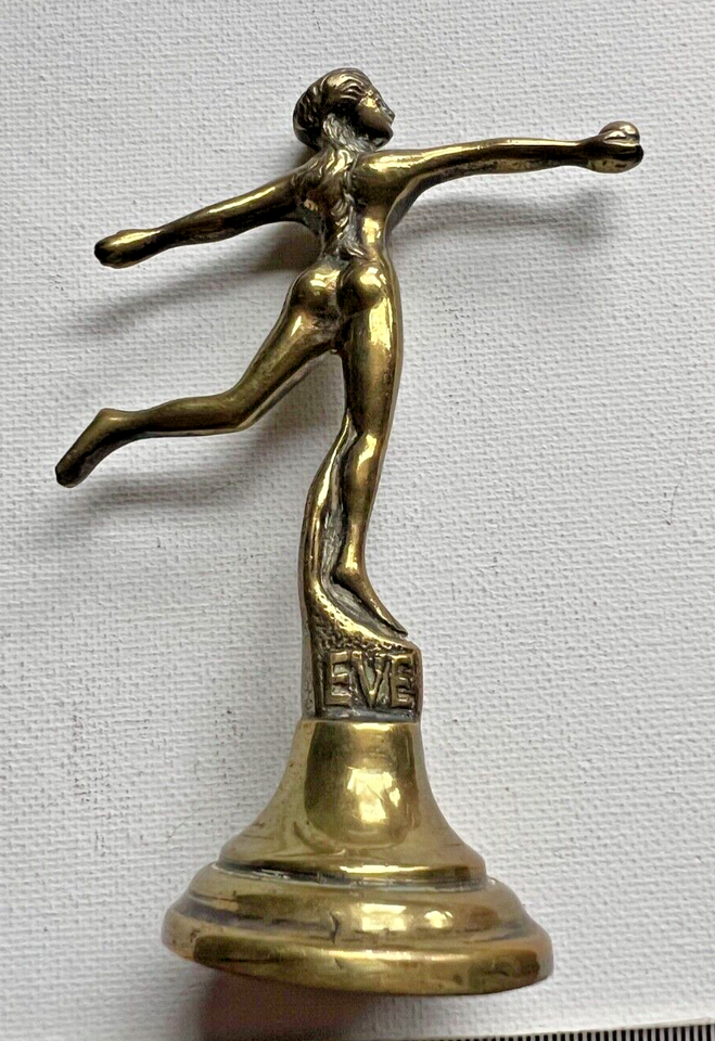 CLASSIC CAR MASCOT EVE OFFERING APPLE DETAILED BRASS/GILT SCREW TO BASE