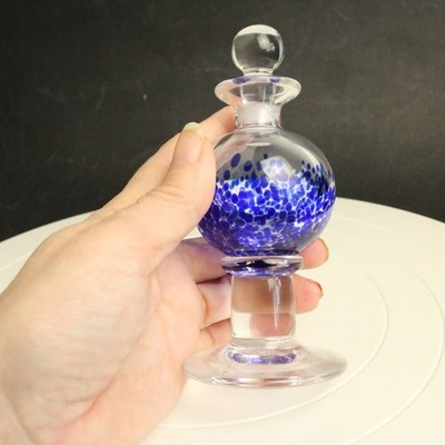 Andrew Sanders mundgeblasener Parfumflakon mit Fuß blau Studioglas signiert 13 cm