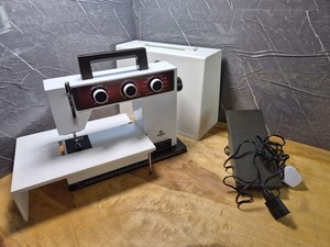 Husqvarna Viking 5710 Nähmaschine mit Fußpedal Staubschutz Extras siehe Bilder