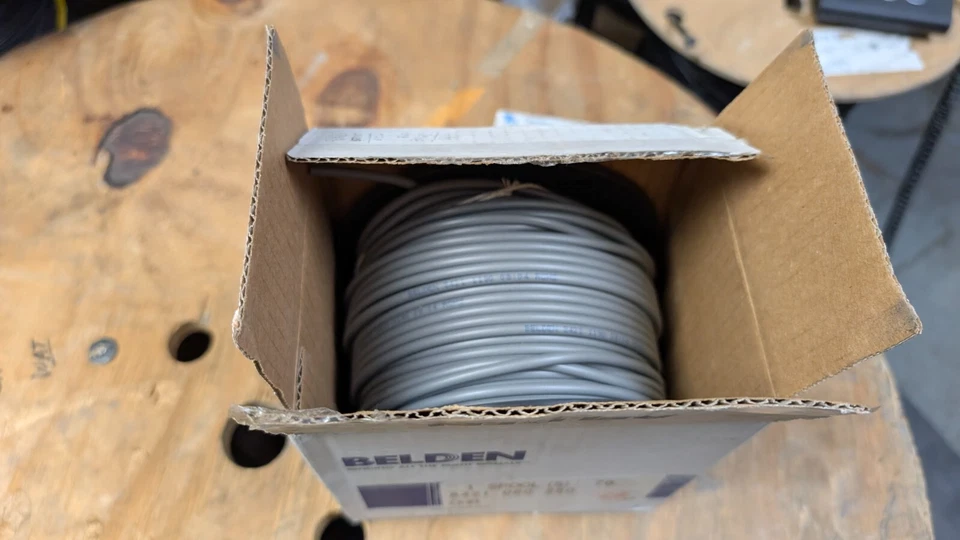 Cables coaxiales Belden 8421 25 AWG 1C SHIELD 250 ft SPOOL CROMO Foto 2 de 2