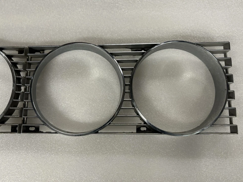 Комплект оригинальных удлинителей для ободка/решетки фары 1968 Lincoln Continental правая и левая - Изображение 2 из 4